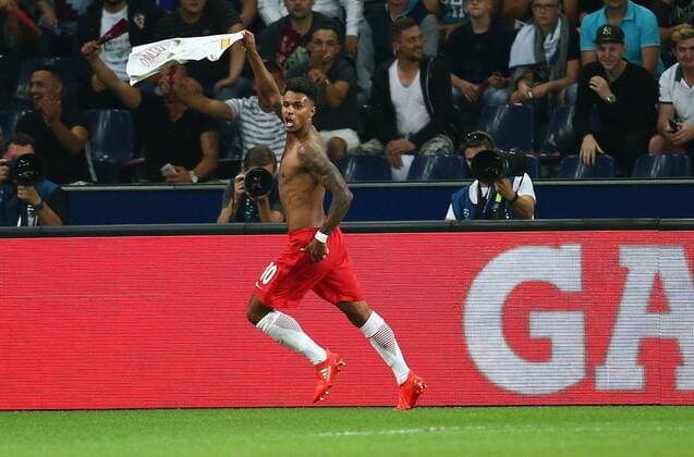 Bilder des Tages - SPORT SOCCER - UEFA CL quali, RBS vs Zagreb SALZBURG,AUSTRIA,24.AUG.16 - SOCCER - UEFA Champions League, Play-off qualification, Red Bull Salzburg vs GNK Dinamo Zagreb. Image shows the rejoicing of Valentino Lazaro (RBS). GEPAxpictures xFelixxRoittner