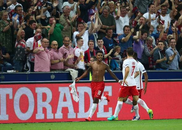 SOCCER - UEFA CL quali, RBS vs Zagreb SALZBURG,AUSTRIA,24.AUG.16 - SOCCER - UEFA Champions League, Play-off qualification, Red Bull Salzburg vs GNK Dinamo Zagreb. Image shows the rejoicing of Valentino Lazaro (RBS). GEPAxpictures xFelixxRoittner