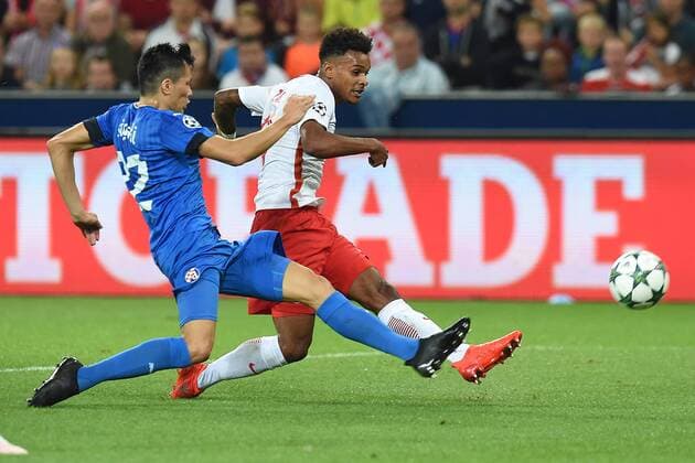 Fußball Champions League Qualifikation FC Red Bull Salzburg - GNK Dinamo Zagreb am 24.08.2016 in der Red Bull Arena in Salzburg Torschuss zum 1:0 durch Valentino Lazaro ( Salzburg ) xRx