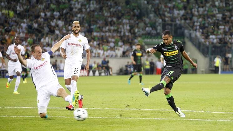 Raffael of Moenchengladbach (R) kicks the 2:0 goal during the championsleague qualification match between Borussia Moenchengladbach and BSC Young Boys, Borussiapark in Moenchengladbach on August 24., 2016. Borussia Mönchengladbach vs. Young Boys Bern in der Champions League Qualifikation der Saison 2016 2017 am 24.August 2016.