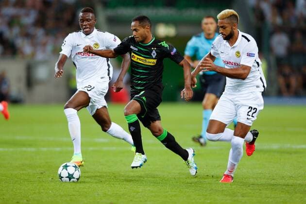 Moenchengladbach, Germany 24.08.2016, Champions League Qualifikation, Rueckspiel, Borussia MoenchenMoenchengladbach - Young Boys Bern, Zweikampf Raffael (Moenchengladbach, M) gegen Denis Zakaria (Bern, L) und Gregory Wuethrich. ( DeFodi512