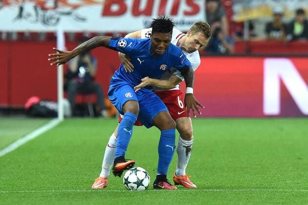 Fußball Champions League Qualifikation FC Red Bull Salzburg - GNK Dinamo Zagreb am 24.08.2016 in der Red Bull Arena in Salzburg Christian Schwegler ( Salzburg ), hinten - Junior Fernandes ( Zagreb ), vorne xRx