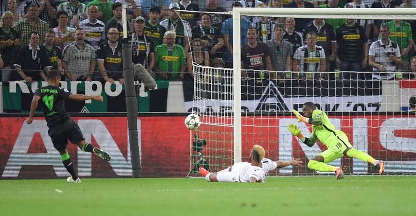 24.08.2016, Fussball, Saison 2016 2017, Champions League Qualifikation, Play-off, Borussia Moenchengladbach - Young Boys Bern, Raffael (Borussia Moenchengladbach), li., erzielt das Tor zum 3:0