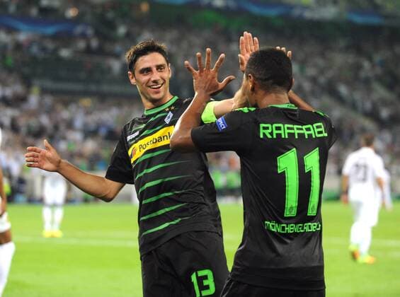 Bilder des Tages - SPORT Championsleague Playoff Runde. Borussia Mönchengladbach - Young Boys Bern 24.08.2016. Lars Stindl freut sich mit dem zweifachennTorschützen Raffael (beide BMG) nach dem 3:0. HM