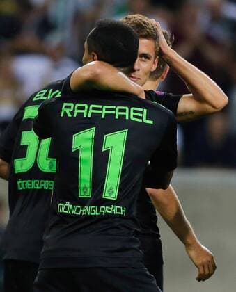 Moenchengladbach , Germany 24.08.2016, Champions League Qualifikation, Rueckspiel, Borussia Moenchengladbach - Young Boys Bern, Torjubel Raffael (Moenchengladbach, 11) mit Thorgan Hazard. ( DeFodi512