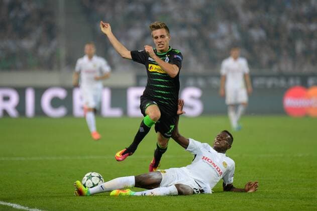 Grätsche von Denis Zakaria (BSC Young Boys) gegen Patrick Herrmann (Borussia Mönchengladbach) Mönchengladbach, Deutschland, 24.08.2016 - Fussball, UEFA Championsleague, Borussia Mönchengladbach - BSC Young Boys, Fussball, UEFA Championsleague, Borussia Mönchengladbach - BSC Young Boys, xklx