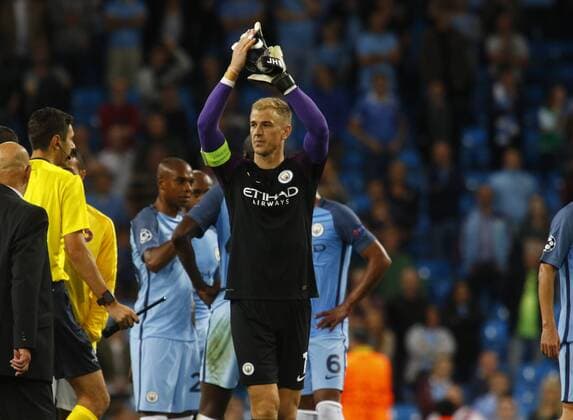 24.08.2016. Etihad Stadium, Manchester, England. Champions League Qualifying Football. Manchester City versus Steaua Bucharest. Manchester City keeper Joe Hart waves what might be a final farewell to the City crowd and players at the final whistle. xAlanxMartinx  ActionPlus11779758