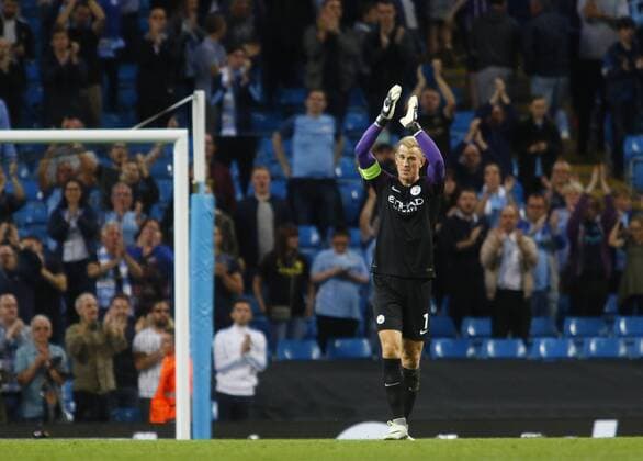 24.08.2016. Etihad Stadium, Manchester, England. Champions League Qualifying Football. Manchester City versus Steaua Bucharest. Manchester City keeper Joe Hart waves what might be a final farewell to the City crowd and players at the final whistle. xAlanxMartinx  ActionPlus11779981