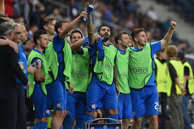 Fußball Champions League Qualifikation FC Red Bull Salzburg - GNK Dinamo Zagreb am 24.08.2016 in der Red Bull Arena in Salzburg Ersatzspieler Ergänzungsspieler GNK Dinamo Zagreb warten auf den Schlusspfiff xRx