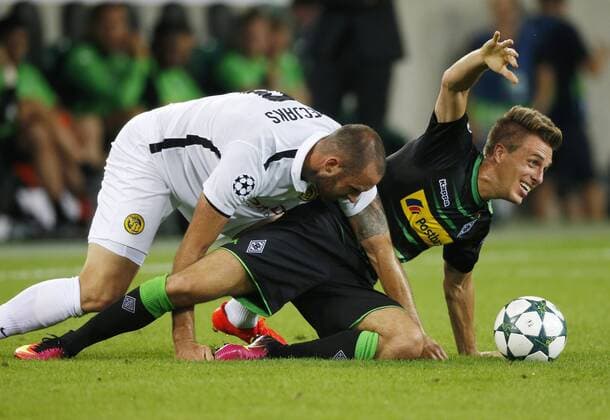 Moenchengladbach, Deutschland, CL-Qualifikationsspiel, International, Borussia Moenchengladbach : Young Boys Bern 6-1 am 24.08 .2016 im Borussia Park in Moenchengladbach Jan LECJAKS (Bern) li.- und Patrick HERRMANN (MG) re.-