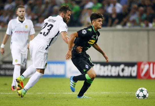 Moenchengladbach, Deutschland, CL-Qualifikationsspiel, International, Borussia Moenchengladbach : Young Boys Bern 6-1 am 24.08 .2016 im Borussia Park in Moenchengladbach Scott SUTTER (Bern) li.- und Mahmoud DAHOUD (MG) re.-