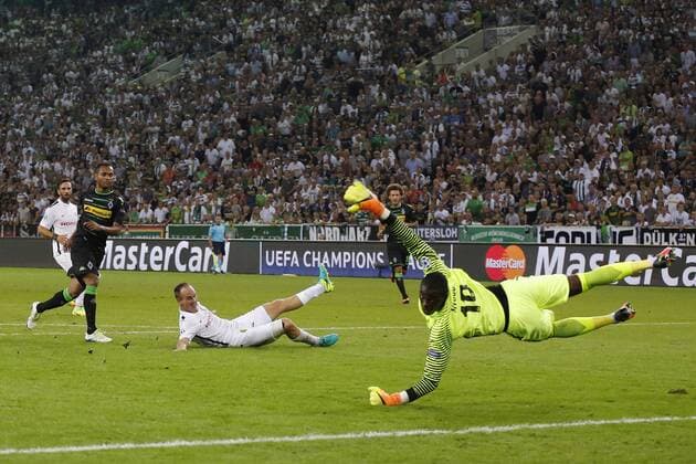 Moenchengladbach, Deutschland, CL-Qualifikationsspiel, International, Borussia Moenchengladbach : Young Boys Bern 6-1 am 24.08 .2016 im Borussia Park in Moenchengladbach RAFFAEL (MG) li.- setzt sich gegen Steve von BERGEN (Bern) 2.v.li.- durch und erzielt das 2-0