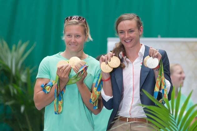 (160825) -- BUDAPEST, Aug. 25, 2016 -- -- Hungary s Danuta Kozak (L) and Katinka Hosszu show their medals during an official ceremony to welcome the Hungarian Olympic team in Budapest, Hungary, August 24, 2016. Hungarian athletes won 15 medals (8 gold, 3 silver and 4 bronze medals) in total at the Rio 2016 Olympic Games Olympische Spiele Olympia OS ) (SP)HUNGARY-BUDAPEST-OLYMPIC ATHLETES-WELCOME CEREMONY AttilaxVolgyi 
