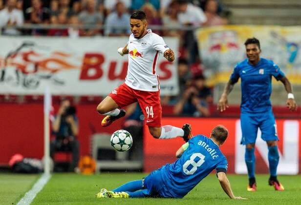 24.08.2016, Red Bull Arena, Salzburg, AUT, UEFA CL, FC Red Bull Salzburg vs Dinamo Zagreb, Play off, Rueckspiel, im Bild Maciel Wanderson (FC Red Bull Salzburg), Domagoj Antolic (GNK Dinamo Zagreb) during the UEFA Championsleague Play off 2nd Leg Match between FC Red Bull Salzburg and Dinamo Zagreb at the Red Bull Arena in Salzburg, Austria on 2016 08 24. Salzburg EX_JFK