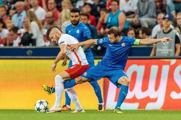 24.08.2016, Red Bull Arena, Salzburg, AUT, UEFA CL, FC Red Bull Salzburg vs Dinamo Zagreb, Play off, Rueckspiel, im Bild Valon Berisha (FC Red Bull Salzburg), Domagoj Antolic (GNK Dinamo Zagreb) during the UEFA Championsleague Play off 2nd Leg Match between FC Red Bull Salzburg and Dinamo Zagreb at the Red Bull Arena in Salzburg, Austria on 2016 08 24. Salzburg EX_JFK