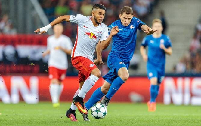 24.08.2016, Red Bull Arena, Salzburg, AUT, UEFA CL, FC Red Bull Salzburg vs Dinamo Zagreb, Play off, Rueckspiel, im Bild Maciel Wanderson (FC Red Bull Salzburg), Jonas (GNK Dinamo Zagreb) during the UEFA Championsleague Play off 2nd Leg Match between FC Red Bull Salzburg and Dinamo Zagreb at the Red Bull Arena in Salzburg, Austria on 2016 08 24. Salzburg EX_JFK