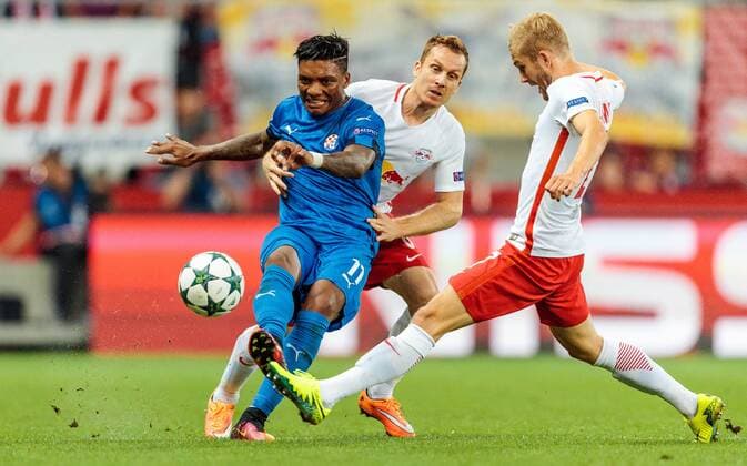 24.08.2016, Red Bull Arena, Salzburg, AUT, UEFA CL, FC Red Bull Salzburg vs Dinamo Zagreb, Play off, Rueckspiel, im Bild Junior Fernandes (GNK Dinamo Zagreb), Christian Schwegler (FC Red Bull Salzburg), Konrad Laimer (FC Red Bull Salzburg) during the UEFA Championsleague Play off 2nd Leg Match between FC Red Bull Salzburg and Dinamo Zagreb at the Red Bull Arena in Salzburg, Austria on 2016 08 24. Salzburg EX_JFK