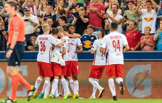 24.08.2016, Red Bull Arena, Salzburg, AUT, UEFA CL, FC Red Bull Salzburg vs Dinamo Zagreb, Play off, Rueckspiel, im Bild Torjubel Red Bull Salzburg nach dem 1:0 durch Valentino Lazaro (FC Red Bull Salzburg) Goal Celebration Salzburg during the UEFA Championsleague Play off 2nd Leg Match between FC Red Bull Salzburg and Dinamo Zagreb at the Red Bull Arena in Salzburg, Austria on 2016 08 24. Salzburg  EX_JFK  