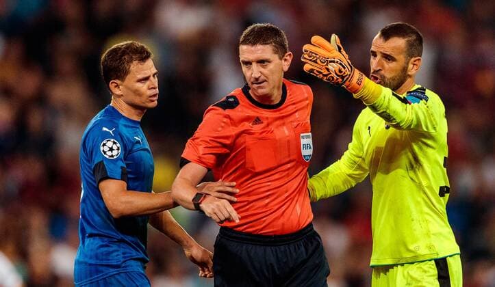 24.08.2016, Red Bull Arena, Salzburg, AUT, UEFA CL, FC Red Bull Salzburg vs Dinamo Zagreb, Play off, Rueckspiel, im Bild El Arabi Hilal Soudani (GNK Dinamo Zagreb), Schiedsrichter Craig Thomson, Eduardo (GNK Dinamo Zagreb) during the UEFA Championsleague Play off 2nd Leg Match between FC Red Bull Salzburg and Dinamo Zagreb at the Red Bull Arena in Salzburg, Austria on 2016 08 24. Salzburg EX_JFK