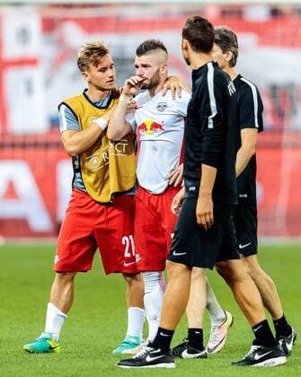 24.08.2016, Red Bull Arena, Salzburg, AUT, UEFA CL, FC Red Bull Salzburg vs Dinamo Zagreb, Play off, Rueckspiel, im Bild Fredrik Gulbrandsen (FC Red Bull Salzburg), tr?nen bei Valon Berisha (FC Red Bull Salzburg) during the UEFA Championsleague Play off 2nd Leg Match between FC Red Bull Salzburg and Dinamo Zagreb at the Red Bull Arena in Salzburg, Austria on 2016 08 24. Salzburg EX_JFK