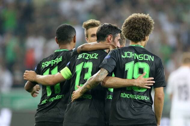 v.l. Raffael (Moenchengladbach), Patrick Herrmann (Moenchengladbach), Lars Stindl (Moenchengladbach) und Fabian Johnson (Moenchengladbach) umarmen sich jubelnd nach dem Tor zum 6:1 durch Thorgan Hazard (Moenchengladbach) beim Spiel Borussia Moenchengladbach vs. BSC Young Boys Bern, Fussball, Champions League-Qualifikation, 24.08.2016 Moenchengladbach Copyright: xHommes Eibner-Pressefotox EP_MHS