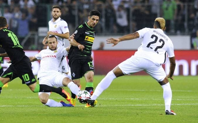 Fussball, Qualifikation zur UEFA Champions League, Herren, Saison 2016 2017, Rückspiel, Borussia Park Mönchengladbach, Bor. Mönchengladbach, BMG (schwarz) - Young Boy Bern (weiss) 6:1; Lars Stindl (Gladbach), Miralem Sulejmani (YBB), Gregory Wüthrich (YBB), Aktion.