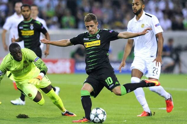 Fussball, Qualifikation zur UEFA Champions League, Herren, Saison 2016 2017, Rückspiel, Borussia Park Mönchengladbach, Bor. Mönchengladbach, BMG (schwarz) - Young Boy Bern (weiss) 6:1; Thorgan Hazard (Gladbach) auf dem Weg zum 1:0, daneben Yvon Mvogo (YBB) und Gregory Wüthrich (YBB), Aktion.