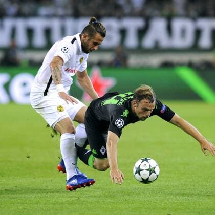 Fussball, Qualifikation zur UEFA Champions League, Herren, Saison 2016 2017, Rückspiel, Borussia Park Mönchengladbach, Bor. Mönchengladbach, BMG (schwarz) - Young Boy Bern (weiss) 6:1; Tony Jantschke (Gladbach), Miralem Sulejmani (YBB), Aktion.
