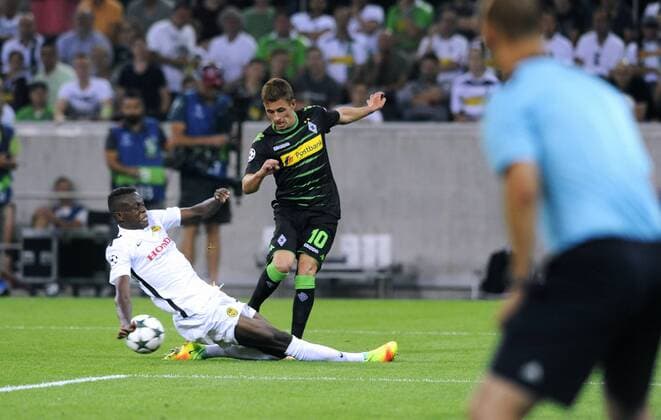 Fussball, Qualifikation zur UEFA Champions League, Herren, Saison 2016 2017, Rückspiel, Borussia Park Mönchengladbach, Bor. Mönchengladbach, BMG (schwarz) - Young Boy Bern (weiss) 6:1; Thorgan Hazard (Gladbach), Denis Zakaria (YBB) unter Beobachtung des Torlinien-Schiedsrichters , Aktion.