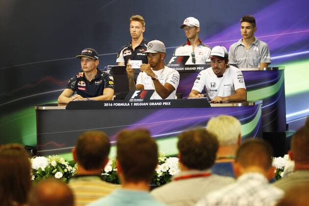 Motorsports: FIA Formula One World Championship WM Weltmeisterschaft 2016, Grand Prix of Belgium, 33 Max Verstappen (NLD, Red Bull Racing), 44 Lewis Hamilton (GBR, Mercedes AMG Petronas Formula One Team), 14 Fernando Alonso (ESP, McLaren Honda Formula 1 Team), 26 Daniil Kvyat (RUS, Scuderia Toro Rosso), 8 Romain Grosjean (FRA, Haas F1 Team), 45 Esteban Ocon (FRA, Manor Racing F1 Team), xHOCHxZWEIx
