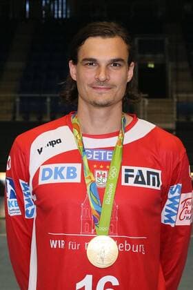 Handball, 1. BL, SC Magdeburg Porträttermin Torwart Jannick Green Krejberg (SC Magdeburg) mit seiner olympischen Goldmedaille von Rio - Handball Bundesliga Saison 2016-2017 Offizeller Fototermin SC Magdeburg in der GETEC Arena in Magdeburg - Einzelbild,Portrait,Deutschland, Handball, Mann, Maenner,25.08.2016
