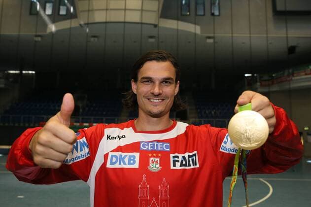Handball, 1. BL, SC Magdeburg Porträttermin Torwart Jannick Green Krejberg (SC Magdeburg) mit seiner olympischen Goldmedaille von Rio - Handball Bundesliga Saison 2016-2017 Offizeller Fototermin SC Magdeburg in der GETEC Arena in Magdeburg - Einzelbild,Portrait,Deutschland, Handball, Mann, Maenner,25.08.2016