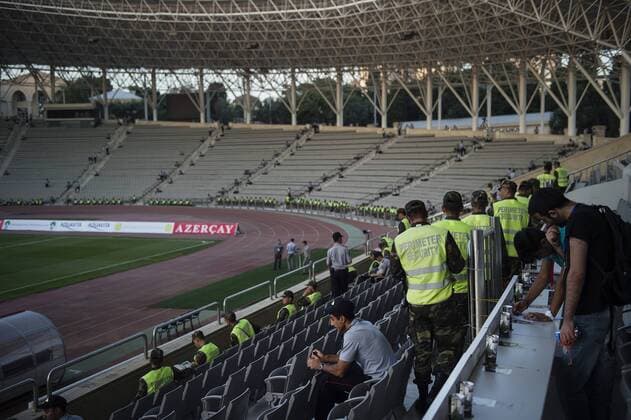 Fußball, EL Quali, Qarabag Agdam - IFK Göteborg, vor Spielbeginn 160825 Militärer pa Tofiq Bähramov-stadion fotbollsmatchen i kvalet till Europa League mellan Karabach och IFK Göteborg den 25 augusti 2016 i Baku.  Copyright: JOHANNAxLUNDBERG BB160825JL011