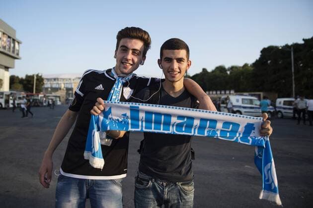 Fußball, EL Quali, Qarabag Agdam - IFK Göteborg, vor Spielbeginn 160825 Supportrar utanför Tofiq Bähramov-stadion fotbollsmatchen i kvalet till Europa League mellan Karabach och IFK Göteborg den 25 augusti 2016 i Baku.  Copyright: JOHANNAxLUNDBERG BB160825JL018