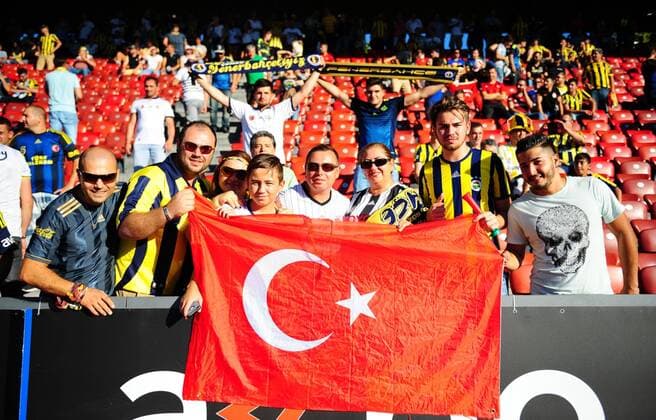 Fußball, EL Quali, Grasshopper Zürich - Fenerbahce Istanbul, vor Spielbeginn UEFA Europa league Playoff second leg match between Grasshoppers and Fenerbahce at Letzigrund Stadium in Zurich, Swiss on August 25 , 2016. Pictured: Fans of Fenerbahce. Not available for publication in Turkey. 