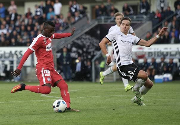 SOCCER - UEFA EL quali, Rosenborg vs A.Wien TRONDHEIM,NORWAY,25.AUG.16 - SOCCER - UEFA Europa League, Play-off qualification, BK Rosenborg Trondheim vs FK Austria Wien. Image shows Olarenwaju Kayode (A.Wien) and Anders Konradsen (Rosenborg).Keywords: goal. GEPAxpictures xChristianxOrt