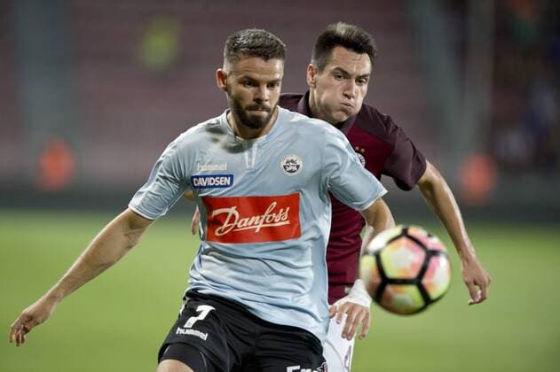 From front: Marc Dal Hende of Sonderjyske and Vyacheslav Karavayev of Sparta in action during the fourth qualifying round return Europa League return match Sparta Praha vs Sonderjyske in Prague, Czech Republic, August 25, 2016. (CTKxPhoto MichalxKamaryt) CTKPhotoP201608251043401  kmt 4