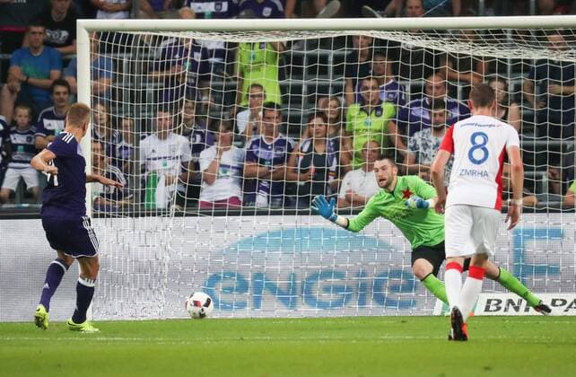 Fußball, EL Quali, RSC Anderlecht - Slavia Prag Anderlecht s Lukasz Teodorczyk scores from penalty the 2-0 goal during a match between Belgian first league soccer team RSC Anderlecht against Czech Slavia Prague, the return leg of the playoff round in the Europa League competition, Thursday 25 August 2016, in Anderlecht, Brussels. First leg ended on 0-3 in Czech Republic. VIRGINIExLEFOUR  x04918738x