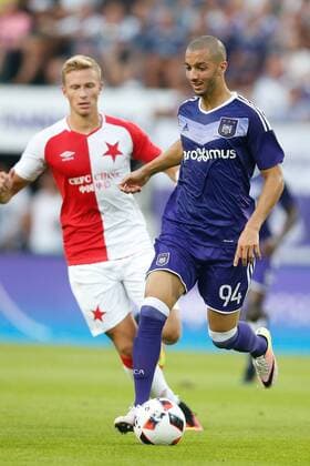 Fußball, EL Quali, RSC Anderlecht - Slavia Prag Slavia s Antonin Barak and Anderlecht s Sofiane Hanni fight for the ball during a match between Belgian first league soccer team RSC Anderlecht against Czech Slavia Prague, the return leg of the playoff round in the Europa League competition, Thursday 25 August 2016, in Anderlecht, Brussels. First leg ended on 0-3 in Czech Republic. BRUNOxFAHY  x04918755x