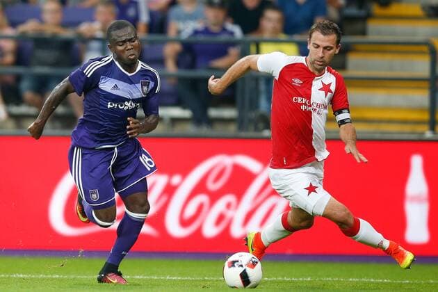 Fußball, EL Quali, RSC Anderlecht - Slavia Prag Anderlecht s Frank Acheampong and Slavia s Josef Husbauer fight for the ball during a match between Belgian first league soccer team RSC Anderlecht against Czech Slavia Prague, the return leg of the playoff round in the Europa League competition, Thursday 25 August 2016, in Anderlecht, Brussels. First leg ended on 0-3 in Czech Republic. BRUNOxFAHY  x04918764x