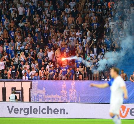 Bilder des Tages - SPORT Fußball, EL Quali, Grasshopper Zürich - Fenerbahce Istanbul UEFA Europa league Playoff second leg match between Grasshoppers and Fenerbahce at Letzigrund Stadium in Zurich, Swiss on August 25 , 2016. Final Score: Grasshoppers 0 - Fenerbahce 2 Pictured: Fans of Grasshoppers. Not available for publication in Turkey. 