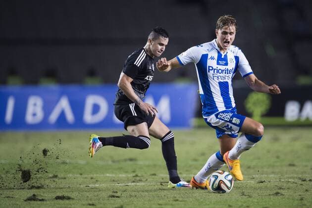 160825 Karabachs Reynaldo och IFK Göteborgs Thomas Rogne under fotbollsmatchen i kvalet till Europa League mellan Karabach och IFK Göteborg den 25 augusti 2016 i Baku.  Copyright: JOHANNAxLUNDBERG BB160825JL067