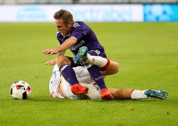 Slavia s Jan Mikula and Anderlecht s Diego Capel fight for the ball during a match between Belgian first league soccer team RSC Anderlecht against Czech Slavia Prague, the return leg of the playoff round in the Europa League competition, Thursday 25 August 2016, in Anderlecht, Brussels. First leg ended on 0-3 in Czech Republic. VIRGINIExLEFOUR  x04918867x