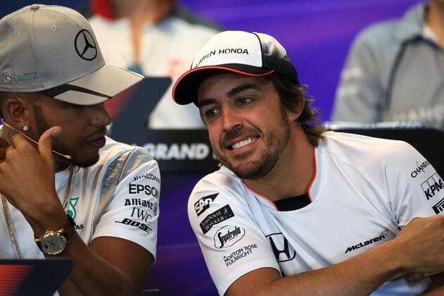 25.08.2016. Spa-Francorchamps, Belgium. Formula 1 Grand Prix of Belgiu, Driver arrival and press conference PK Pressekonferenz Lewis Hamilton - Mercedes AMG Petronas and McLaren Honda Fernando Alonso have a chat xLeannexBoonx  ActionPlus11780089
