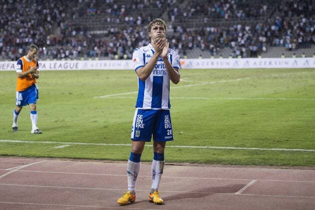 Fußball, EL Quali, Qarabag Agdam - IFK Göteborg 160825 IFK Göteborgs Thomas Rogne tackar publiken efter fotbollsmatchen i kvalet till Europa League mellan Karabach och IFK Göteborg den 25 augusti 2016 i Baku.  Copyright: JOHANNAxLUNDBERG BB160825JL078