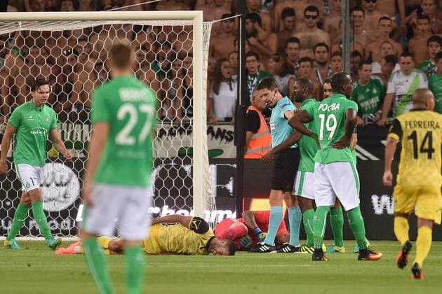 Fußball, EL Quali, AS St. Etienne - Beitar Jerusalem Stephane Ruffier (saint etienne) et Etey Shechter (beitar) a terre devant Matej Jug (arbitre) FOOTBALL : Saint Etienne vs Beitar Jerusalem - Ligue Europa - Barrage - 25 08 2016 FredericChambert Panoramic 