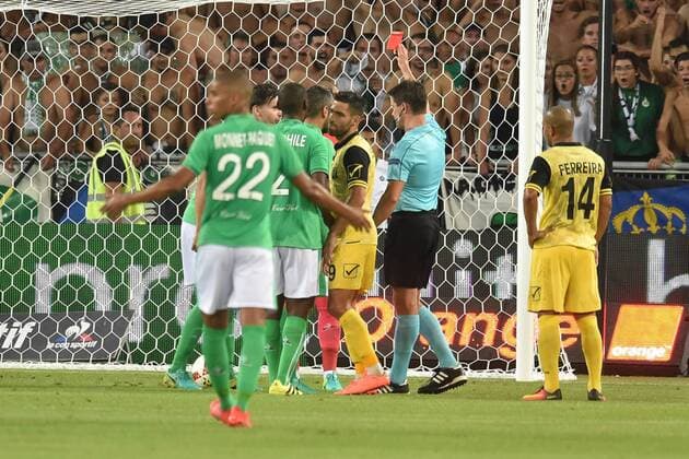 Matej Jug (arbitre) donne un carton rouge a Stephane Ruffier (saint etienne) FOOTBALL : Saint Etienne vs Beitar Jerusalem - Ligue Europa - Barrage - 25 08 2016 FredericChambert Panoramic 