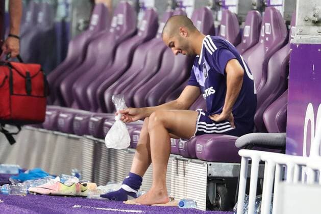 Anderlecht s Sofiane Hanni is injured during a match between Belgian first league soccer team RSC Anderlecht against Czech Slavia Prague, the return leg of the playoff round in the Europa League competition, Thursday 25 August 2016, in Anderlecht, Brussels. First leg ended on 0-3 in Czech Republic. VIRGINIExLEFOUR  x04918898x