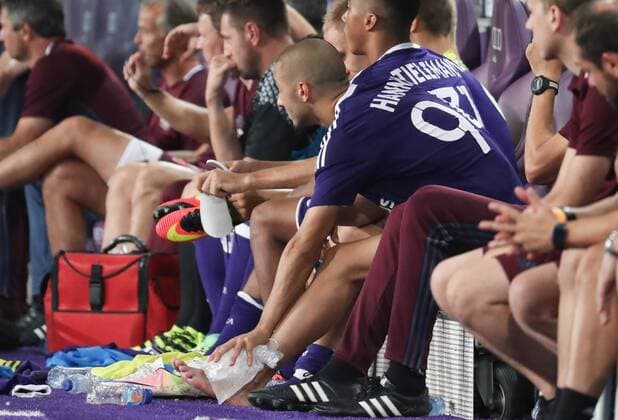 Anderlecht s Sofiane Hanni is injured during a match between Belgian first league soccer team RSC Anderlecht against Czech Slavia Prague, the return leg of the playoff round in the Europa League competition, Thursday 25 August 2016, in Anderlecht, Brussels. First leg ended on 0-3 in Czech Republic. VIRGINIExLEFOUR  x04918899x