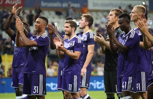 Anderlecht s players celebrate after winning a match between Belgian first league soccer team RSC Anderlecht against Czech Slavia Prague, the return leg of the playoff round in the Europa League competition, Thursday 25 August 2016, in Anderlecht, Brussels. First leg ended on 0-3 in Czech Republic. VIRGINIExLEFOUR  x04918914x